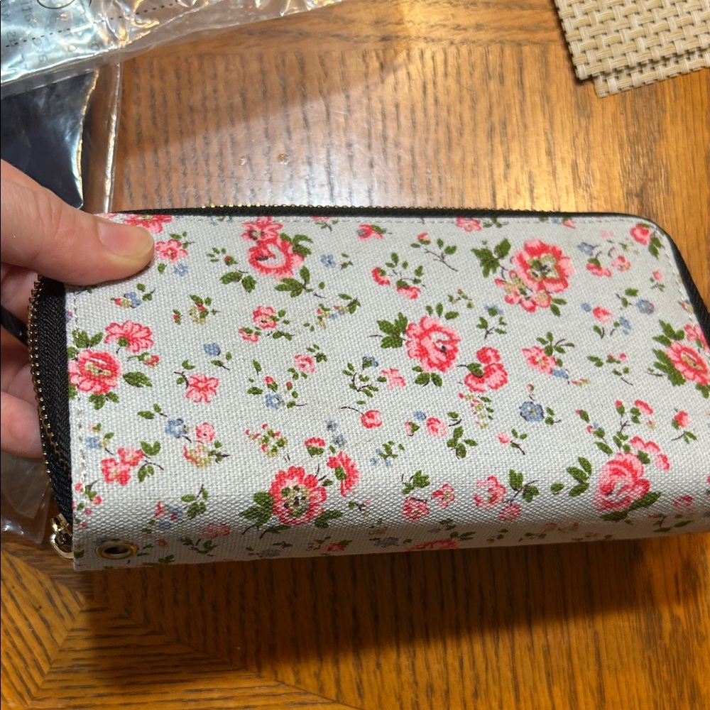 NEW-Floral Women's Wristlet Wallet - pretty blue denim type material with roses - Picture 7 of 8